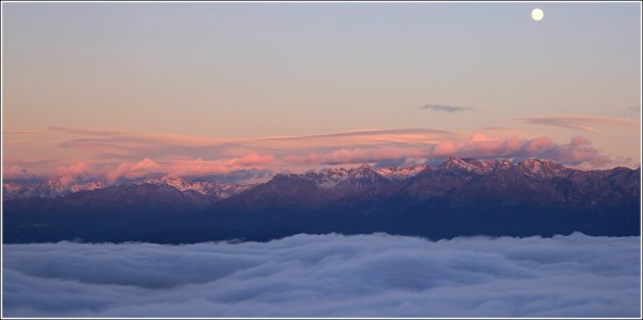 Mer de nuages, lenticulaires, coucher de soleil et lever de lune - Belledonne - 10 octobre 2011