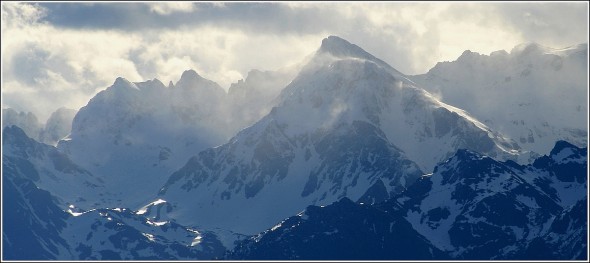 Neige fraîche soulevée par le vent sur les crètes de Belledonne - 11 mai 2010