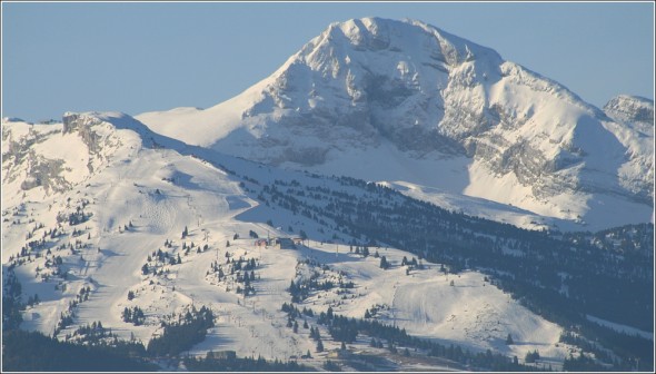 Zoom sur les pistes de ski Alpin de Villard de Lans depuis Lans en Vercors - 25 mars 2011