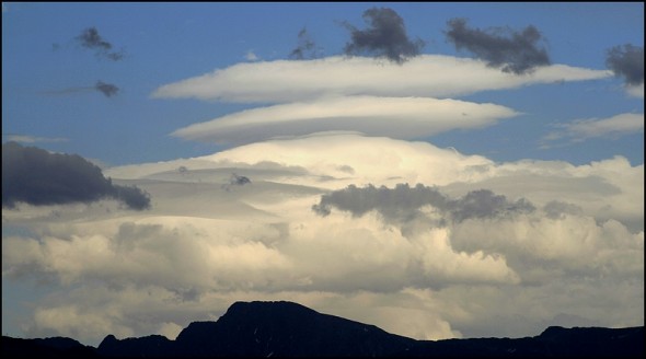 Lenticulaires au dessus de Belledonne, 15 juin 2009