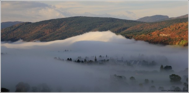 Vagues de brume sur Lans en Vercors - 21 octobre 2013