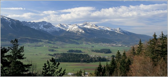 Le plateau, Villard de Lans et la Grande Moucherolle, depuis Lans en Vercors - 30 avril 2010Le plateau, Villard de Lans et la Grande Moucherolle, depuis Lans en Vercors - 30 avril 2010